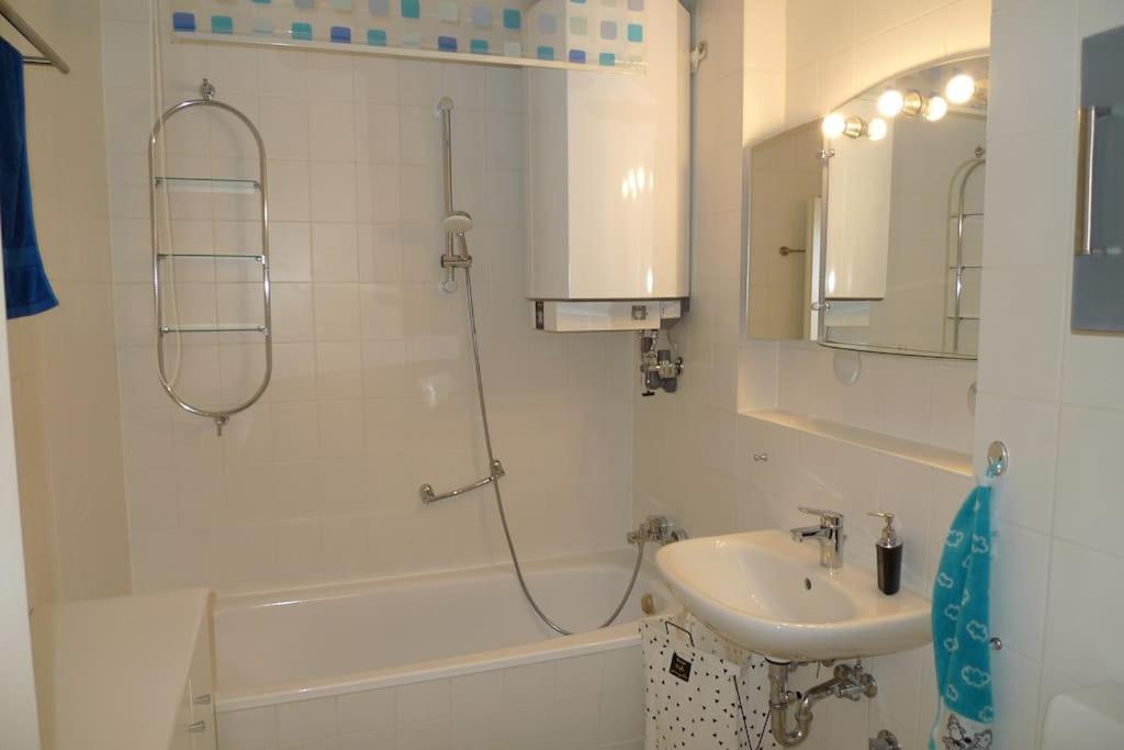 Aquamarin - Charmantes Appartement Mit Balkon Росток Екстериор снимка